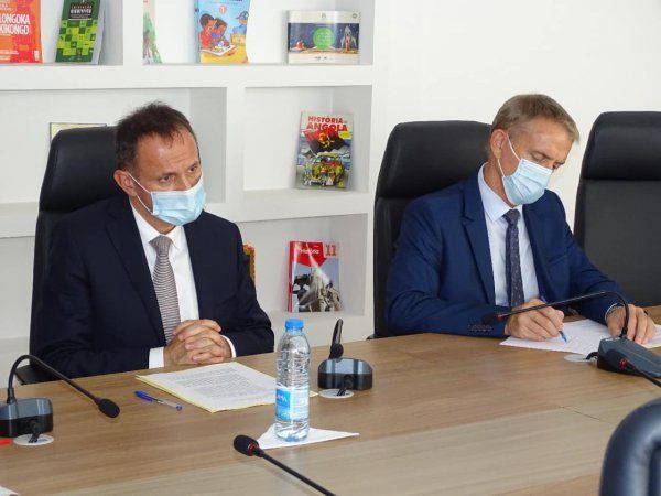<br />
<b>Notice</b>:  Undefined index: title in <b>/home/gov/public_html/portais-governo-producao/themes/portalweb/galeria-itens.php</b> on line <b>148</b><br />
